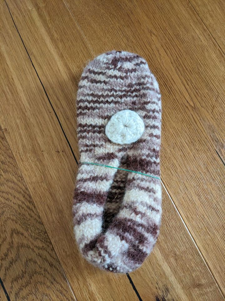 Neu! Gestrickte Filzschuhe /  Hausschuhe / warm / Winter in Loiching