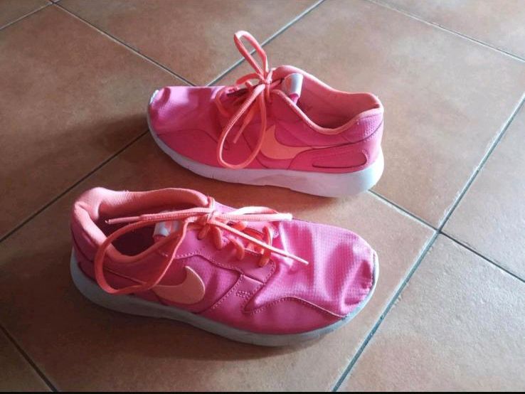 Nike Schuhe Sport Outdoor Straßen Schuhe Mädchen Gr. 38 rosa in Bayern -  Bad Neustadt a.d. Saale | eBay Kleinanzeigen ist jetzt Kleinanzeigen