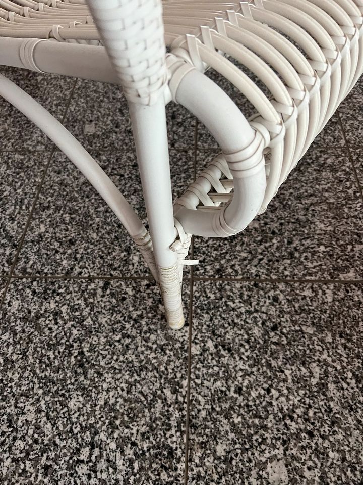 Rattan Stuhl inklusive Tisch mit Glasplatte weiß gebraucht in Brandenburg an der Havel
