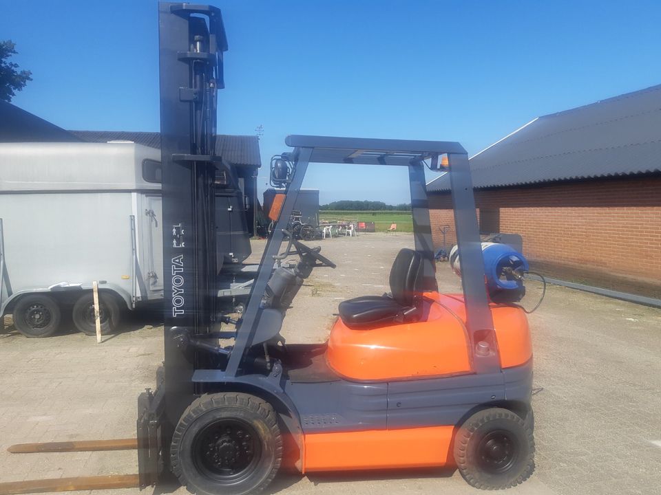 Toyota Gabelstapler. 2 T heben. LPG. HH von 450 cm.8900 Std. in Nordhorn