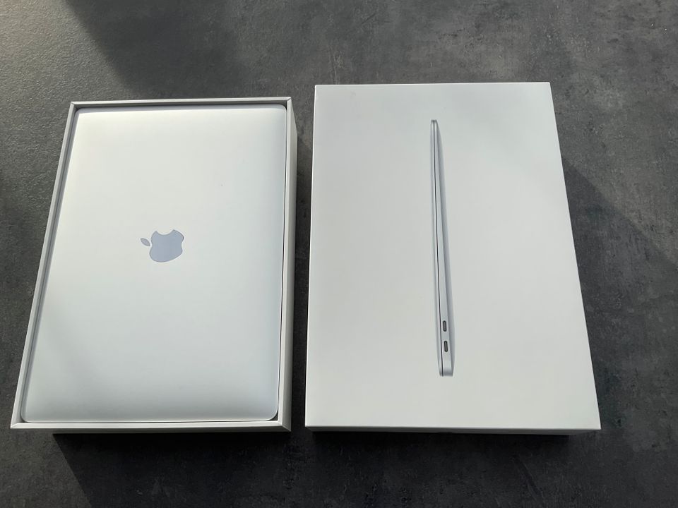 MacBook Air 13“ in silber in Nufringen