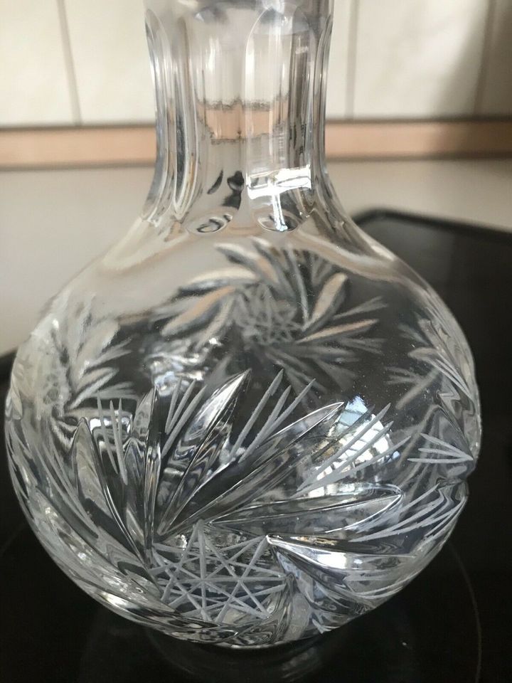 Glas-Karaffe aus Bleikristall Dekor „ Schleuderstern" in Essen