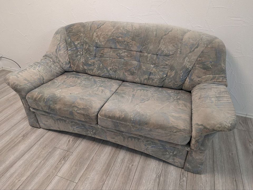 Schönes Sofa mit Schlaffunktion zu verschenken in Bempflingen
