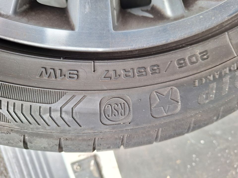 4 x BMW 2er Reifen 205/55 R 17 91W auf Alu in Pattensen