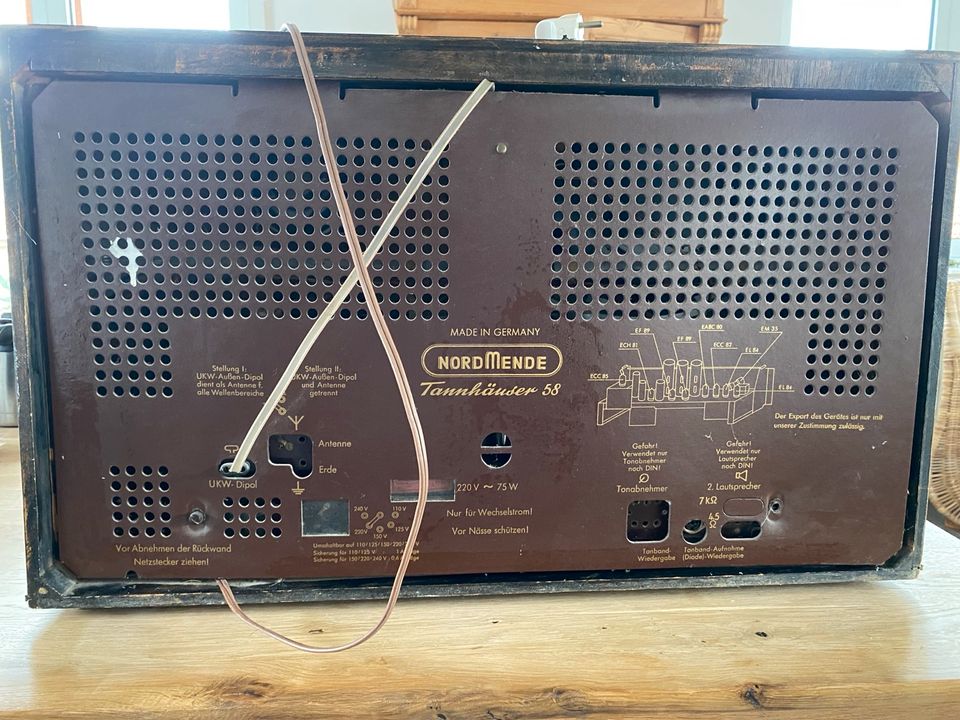 Altes Radio mit Gebrauchsspuren in Bad Bocklet