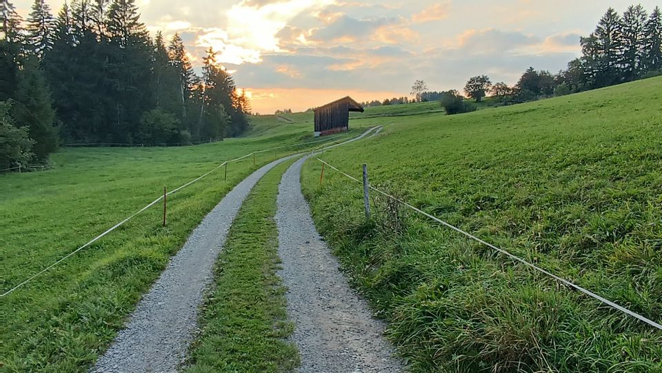 Landwirtschaftliche Fläche mit Hütte, Bachlauf, Freizeitcharakter in Lechbruck