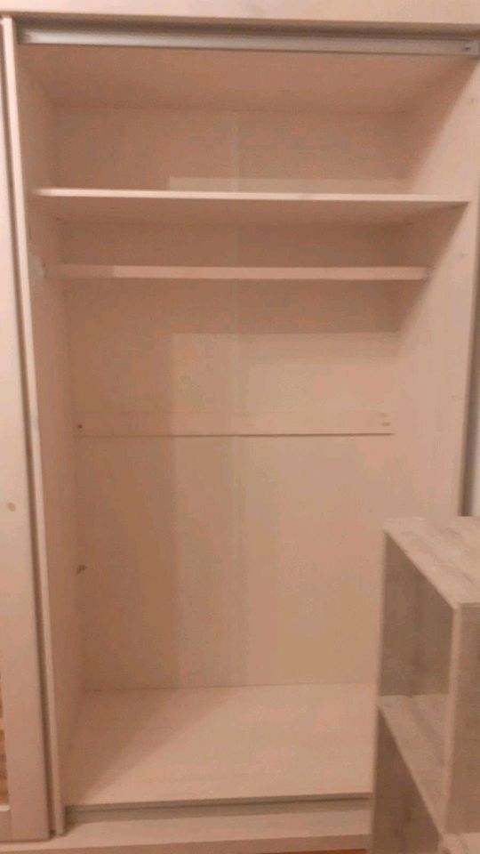 Schrank neuwertig! in Kämpfelbach