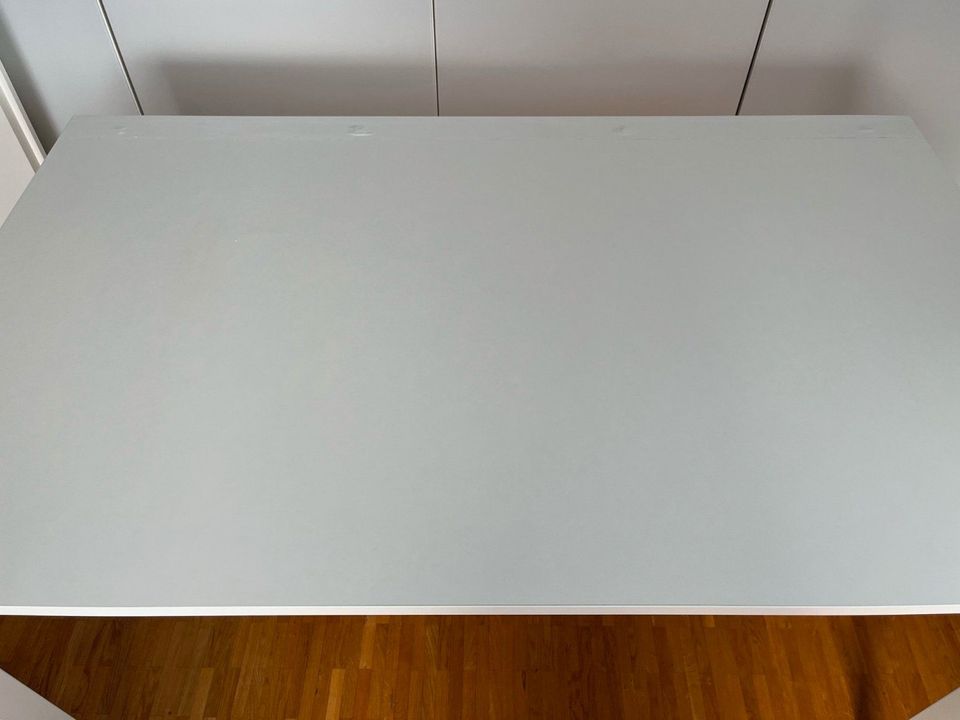 Bürotisch Ikea Weiß mit Kabelkanal 125 x 75 x 74,5cm in Unterensingen