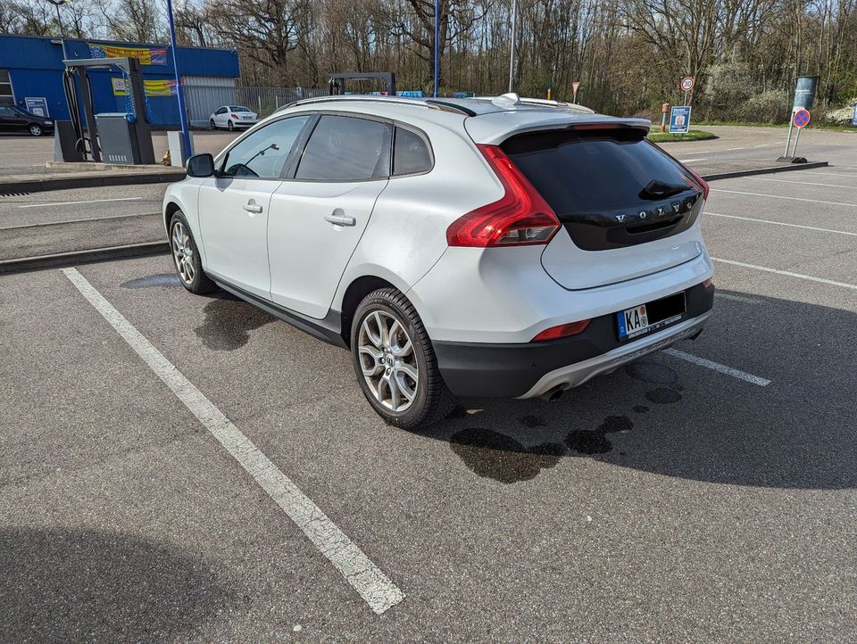 Volvo V40 Cross Country T3 Momentum Automatik LED in Weingarten (Baden)