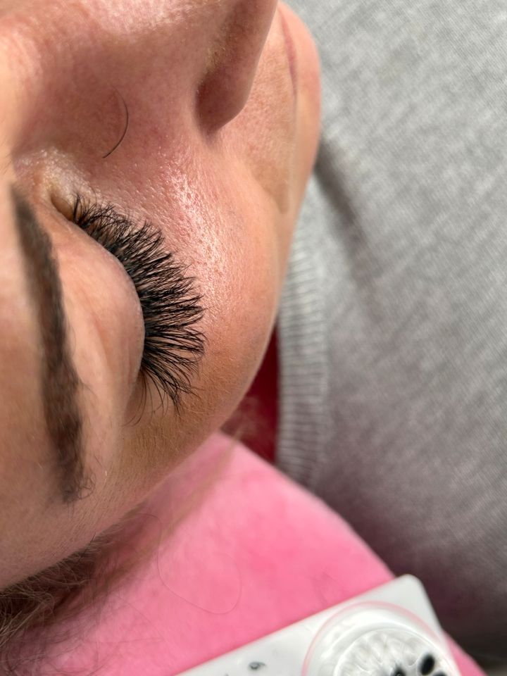 Wimpernverlängerung, Microneedling und Plasmapenbehandlung in Rühen