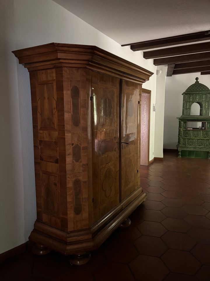 Antiker Schrank aus Süddeutschland 18. Jahrhundert in Landshut