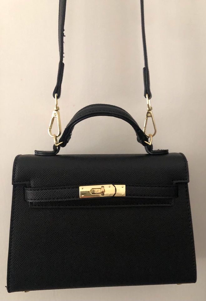 Kleine schwarze Handtasche Umhängetasche mit goldenen Details in Darmstadt