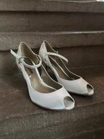 Schöne Pumps Sandalen High Heels Brautschuhe Sommerschuhe Gr 39 Sachsen - Kreischa Vorschau