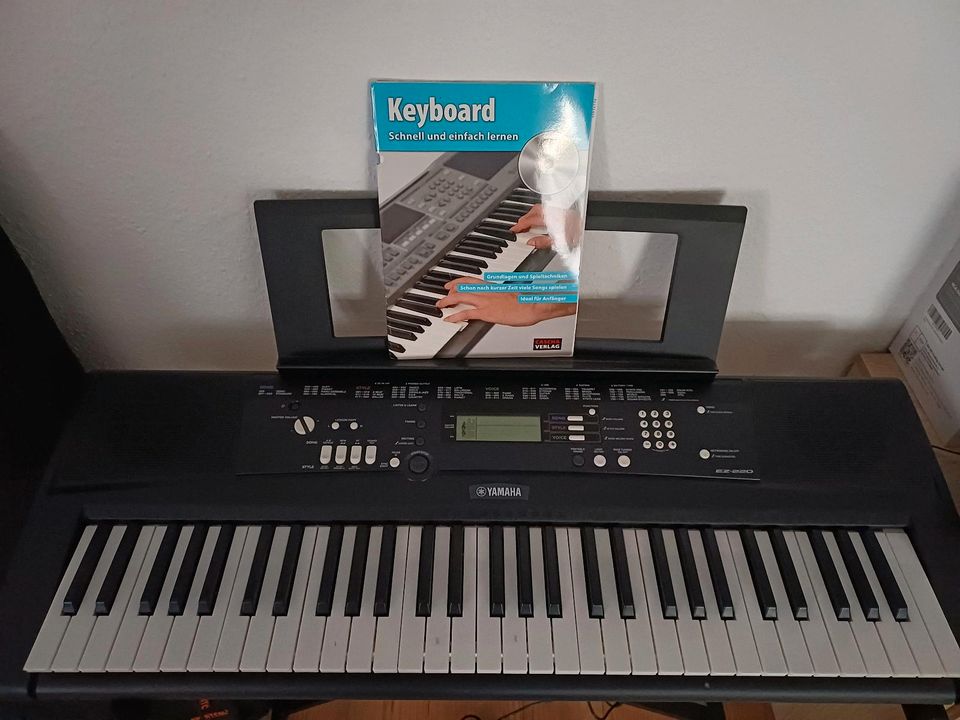 Keyboard Yamaha EZ 220 in Westerstede