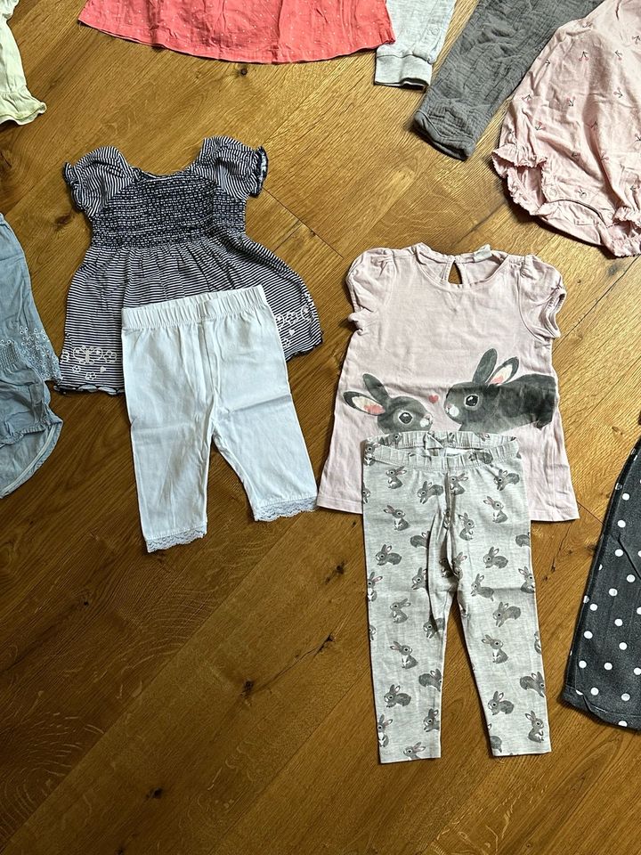Kleiderpaket, Sommer, Kleider, T-Shirts, kurze Hosen, Größe 74/80 in Saarlouis