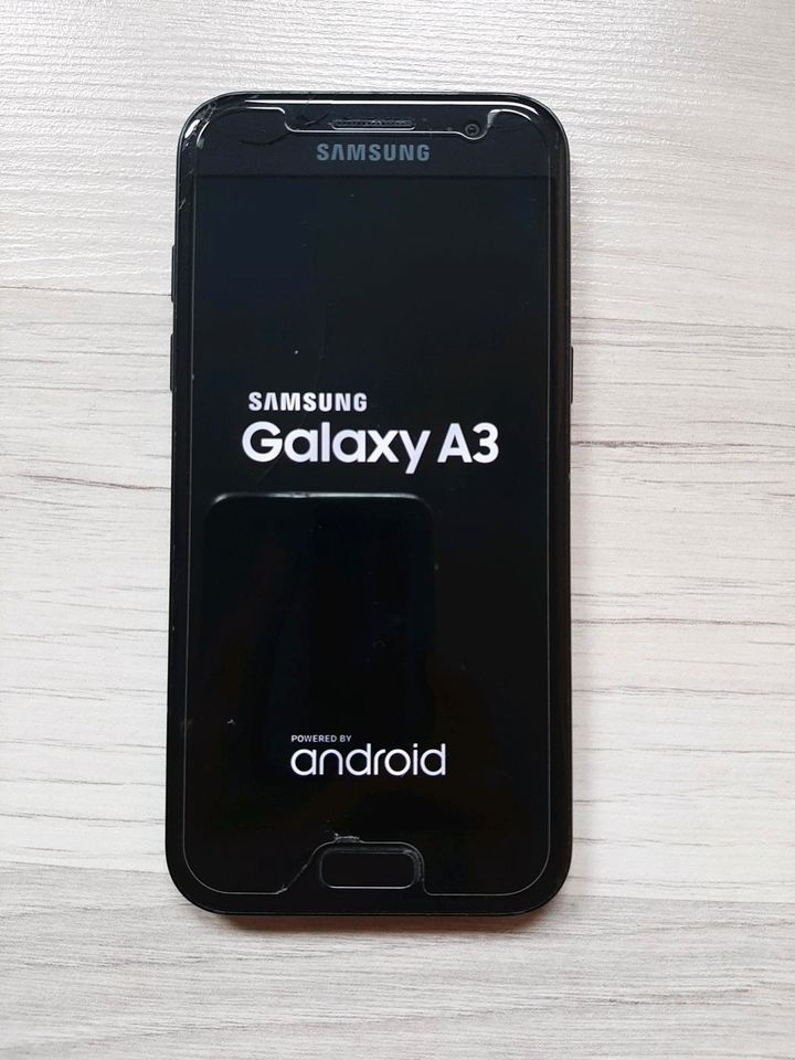 Samsung Galaxy A3 (2017), 4,7 Zoll, 16 GB, schwarz in Trier