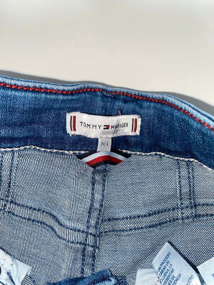 Jeans von Tommy Hilfiger 164 neuwertig Modell taperd in Herne