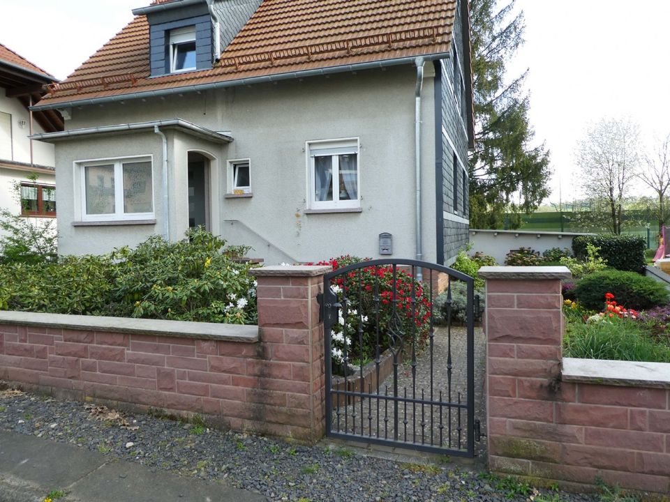 AUMÜLLER-Immobilien - Gemütliches Einfamilienhaus mit großem Garten, Hoffläche und zwei Garagen in Wächtersbach