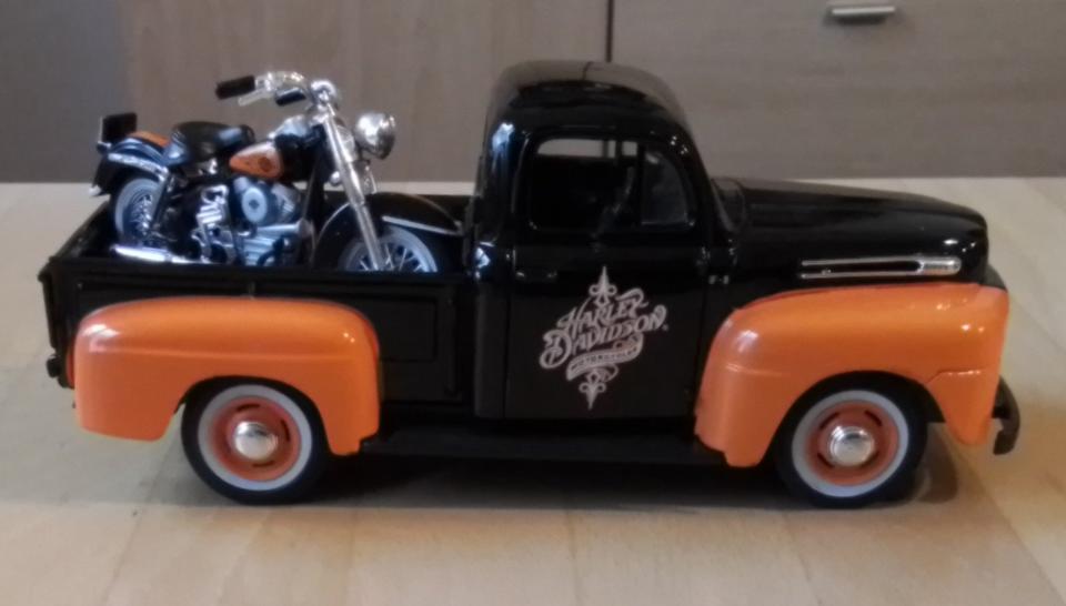 Ford F-1 Pick-Up 1948 + Harley Davidson Duo Glide Custom 1:24 in Babenhausen