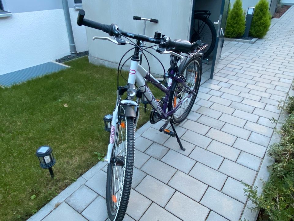 Mädchenfahrrad in Korb