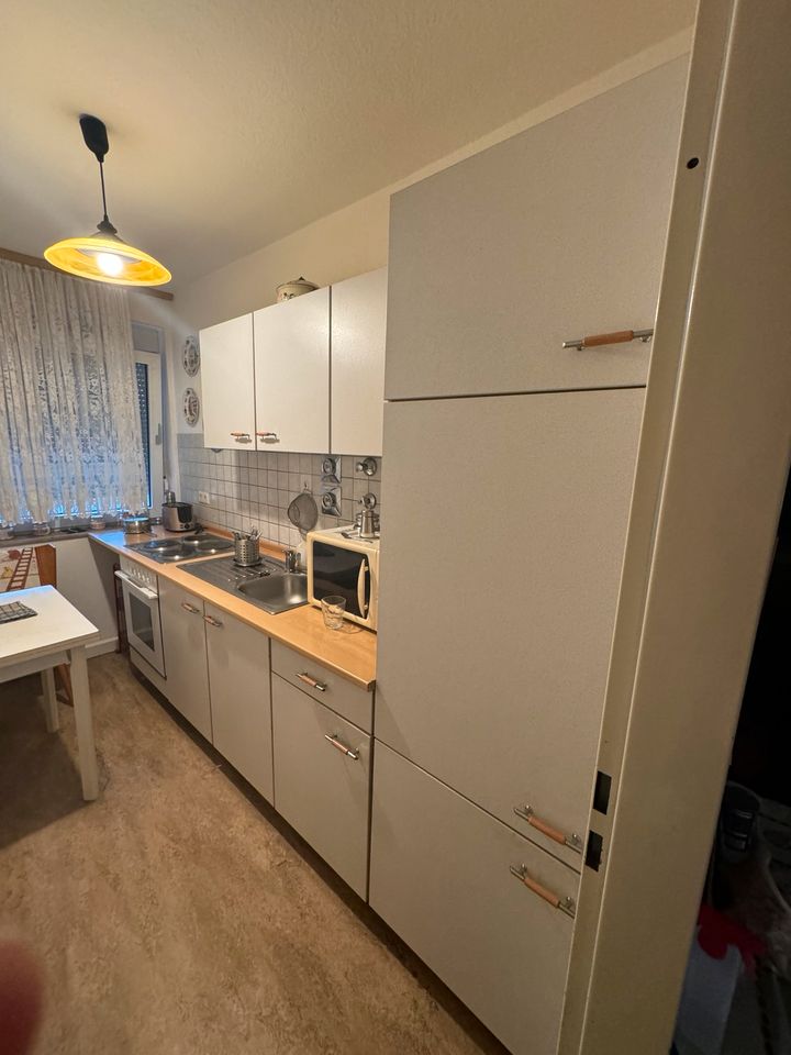 Küche mit E-Geräten und Kühlschrank in Kassel