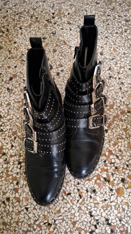 Schwarze Stiefeletten mit Reißverschluss und Zierschnallen in Heidenheim an der Brenz