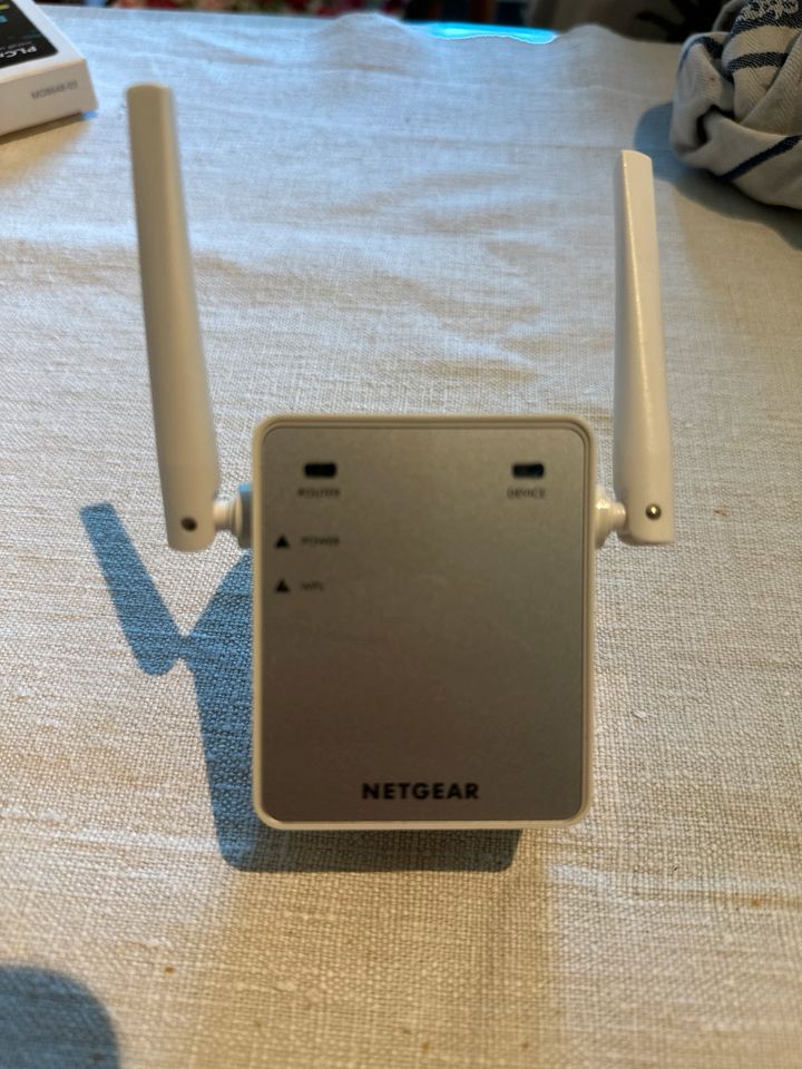 WiFi-Verstärker. Netgear N300 WiFi Range Extender Model EX2700. in Köln