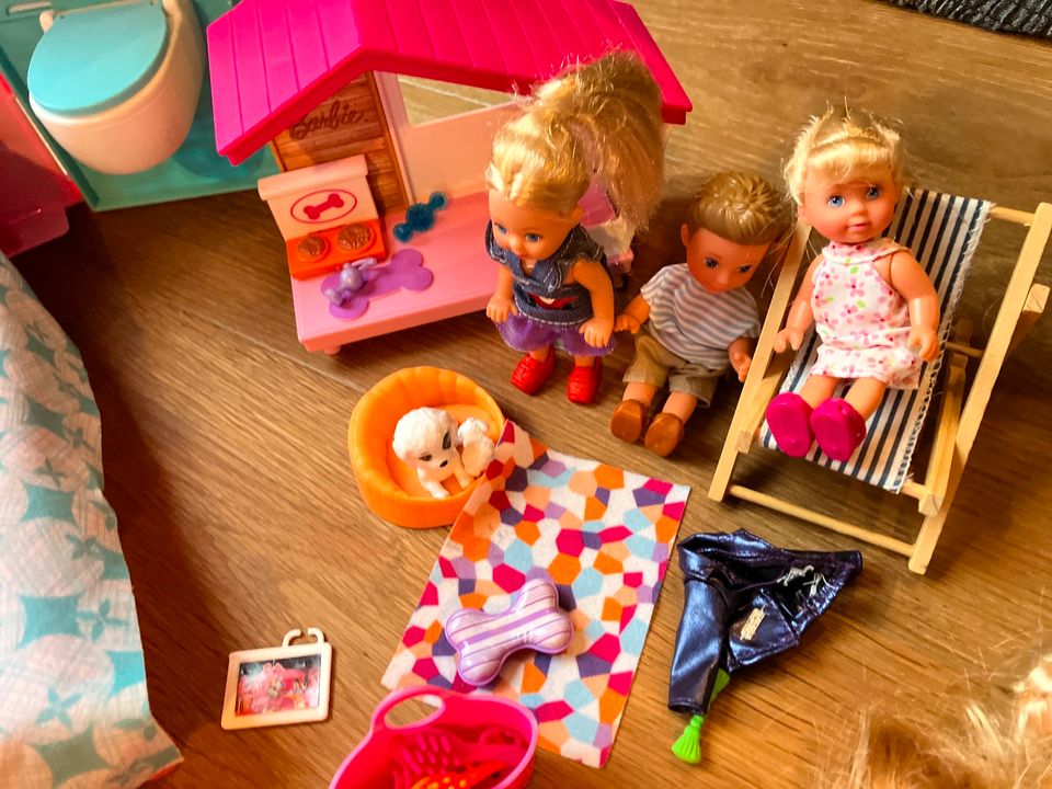 Barbie Puppen Haus und viel Zubehör in Bischofswerda