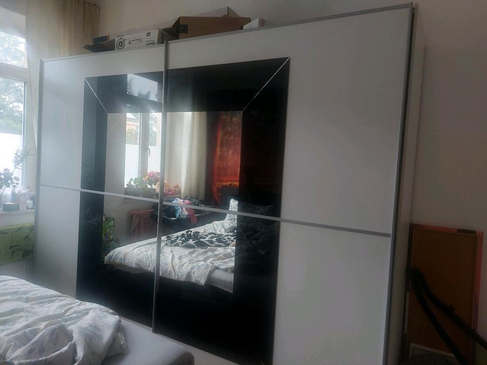Großer hochwertiger Spiegel Schiebetürenschrank in Fürth