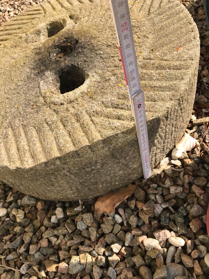 Alte Granitmahlsteine Mühlensteine Granitstein Mahlstein Deko Gar in Dingolfing