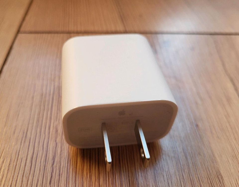 Apple - Netzteil - Adapter - USA in Magdeburg