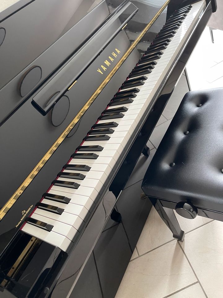 Klavier Yamaha B1  schwarz poliert + Meyne Klavierbank in Hermeskeil