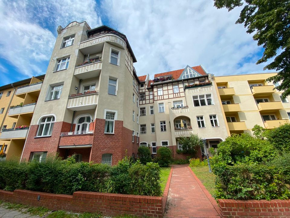 Wunderschöne Altbauwohnung mit Balkon & Grünblick in Steglitz in Berlin