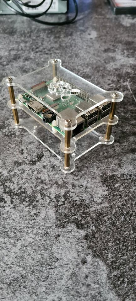 Raspberry Pi 3 Model B+ inkl. Cluster Case in Stromberg