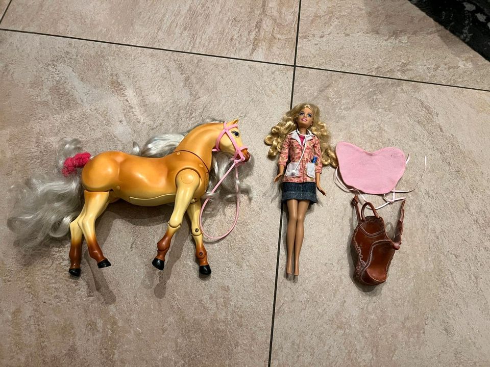 Barbie Pferd elektrisch und Tierärztin Kinder Spielzeug Sammlung in Hagen