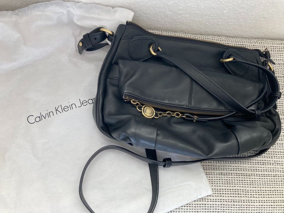 Calvin Klein Tasche schwarz Leder in Einbeck