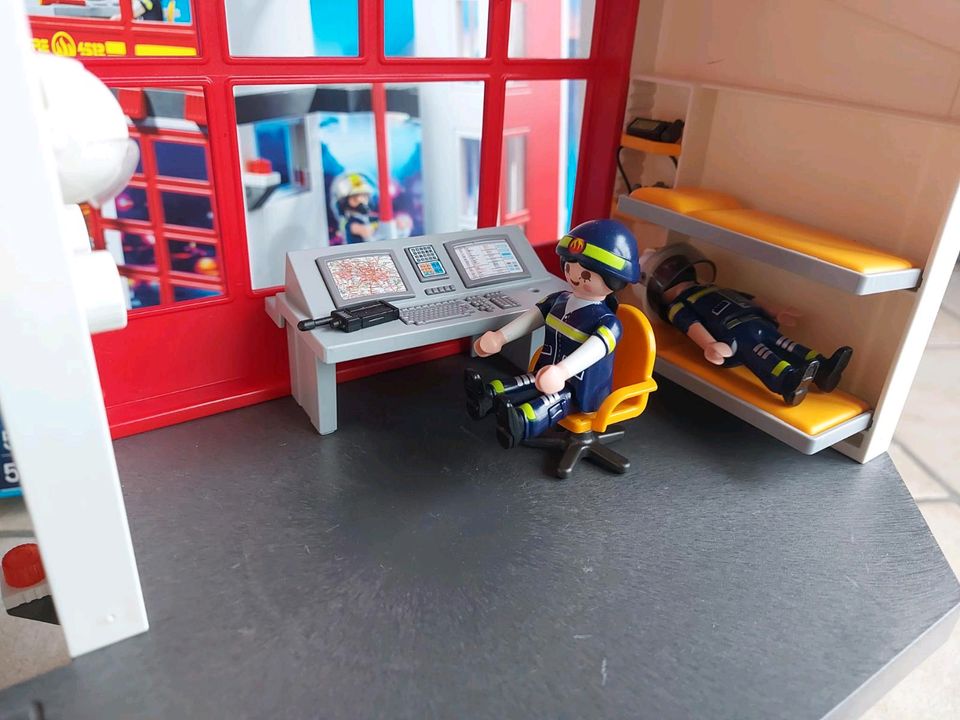 Playmobil Feuerwehr Konvolut, Feuerwache, Löschfahrzeug, Einheite in Dalheim