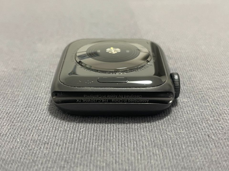 Apple Watch Series 5, 40mm, Space Grau, GPS, Glasbruch in Paderborn