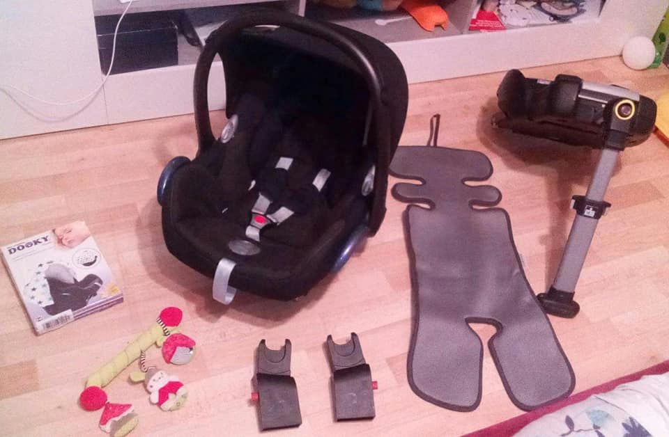 Babyschale Set Maxi Cosi Kindersitz mit Isofix Station in Bebra