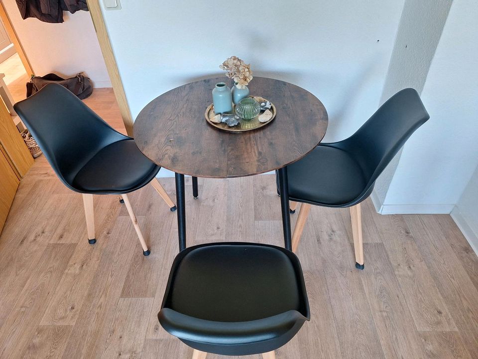 Tisch mit 4 Stühlen in Rostock