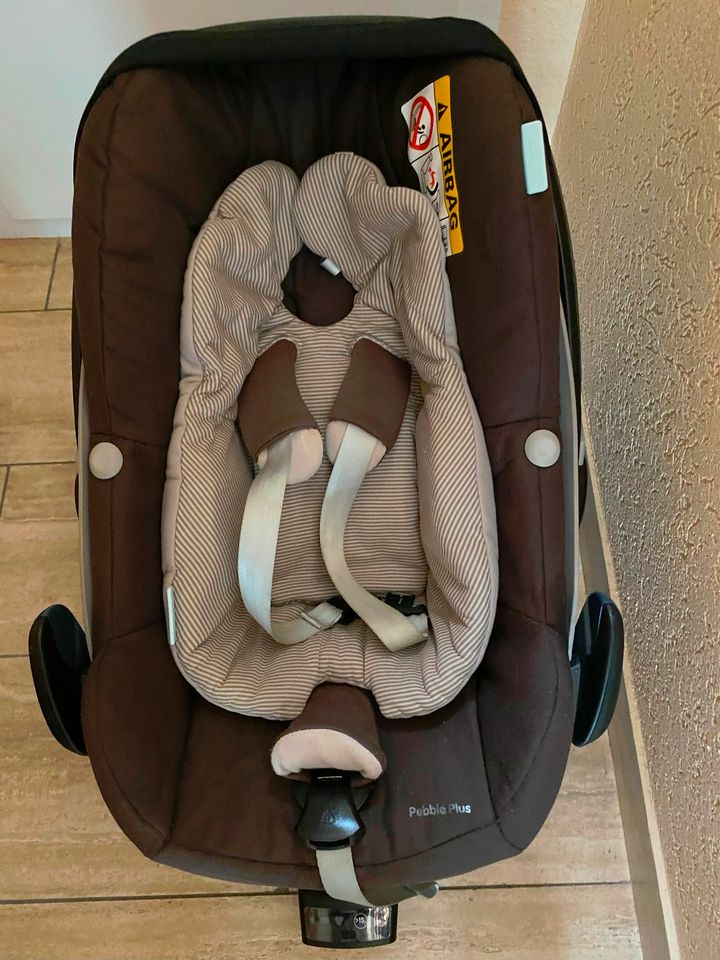 Maxi Cosi Pebble Plus, inkl. New Born Einsatz und Isofix Station in Eggingen