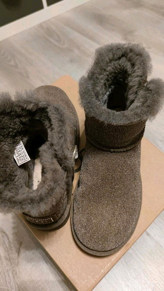 UGG Mini Bailey Button Serein Bling Swarovski Taupe Grau 38 in  Nordrhein-Westfalen - Krefeld | eBay Kleinanzeigen ist jetzt Kleinanzeigen