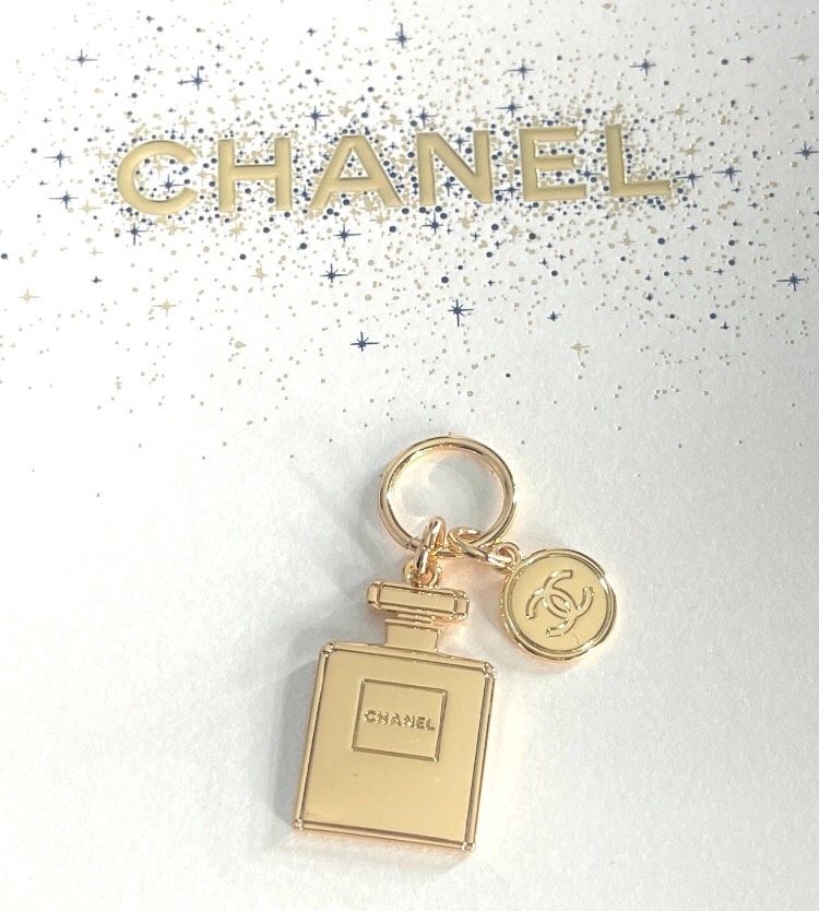 VIP Armband Kamelie Brosche Pin Haargummi Anhänger Charm Chanel in München