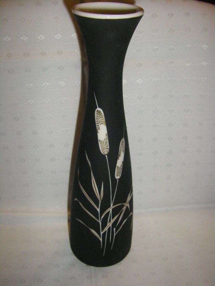 Vase ,Lila Keramik 25 cm hoch, Vase schw. Goldkolben 26 cm hoch in Merkendorf