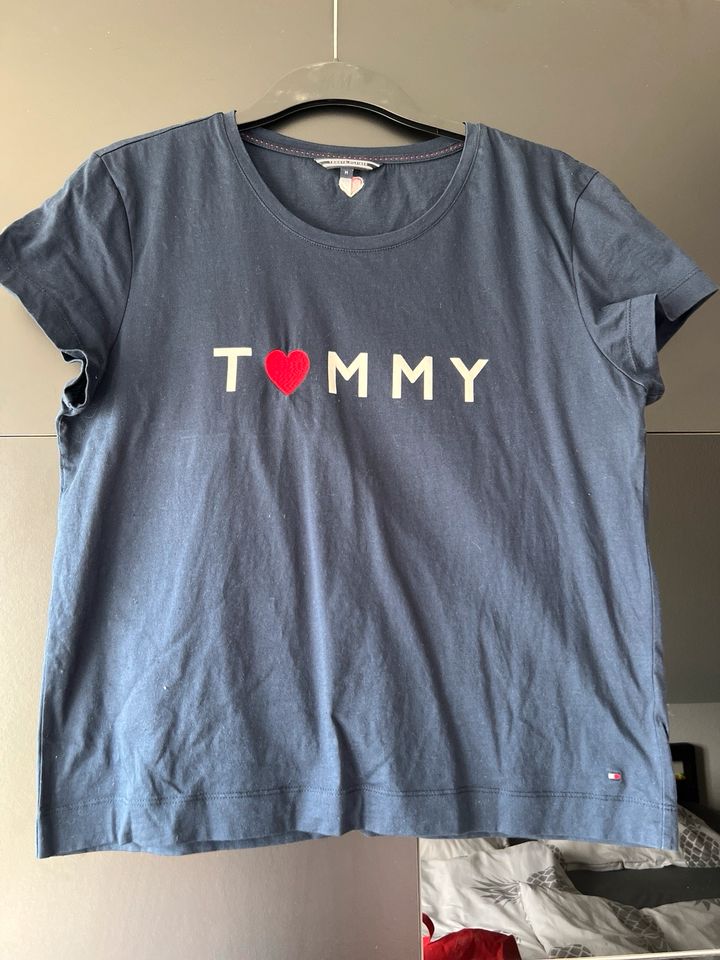 Tommy Hilfiger T Shirt Damen Neuwertig in Hilzingen