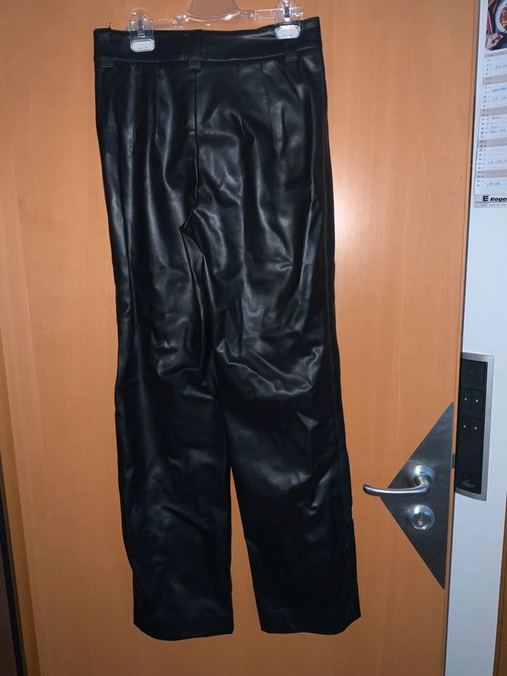 Zara Hose Gr.  S  schwarze lange Kunstlederhose Top in Essenbach