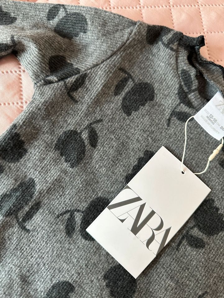 Zara geripptes Langarmshirt grau schwarz 86 Tulpen neu in Aschaffenburg