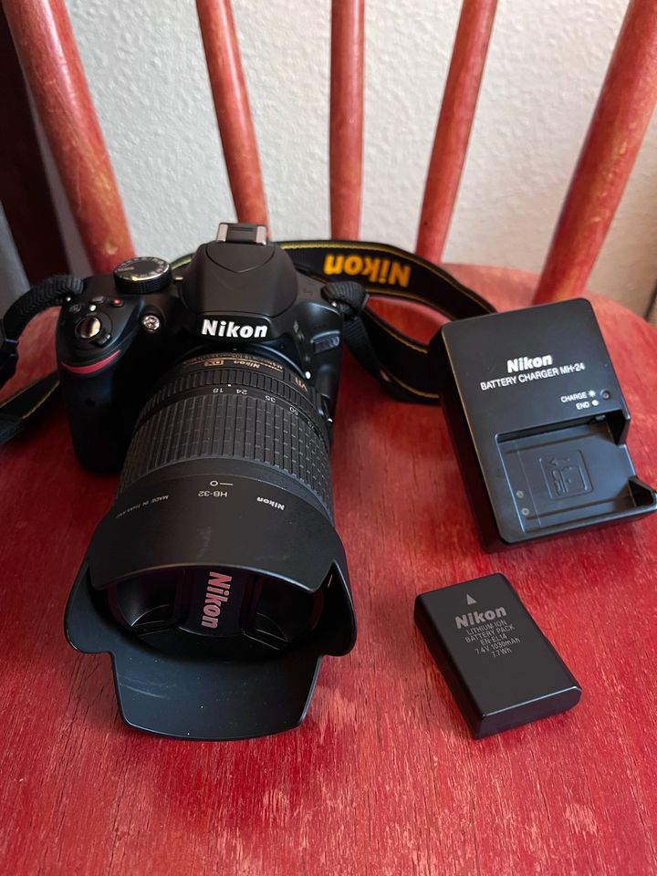Spiegelreflexkamera Nikon D3200 mit Objektiv DX 18-105mm in Berlin