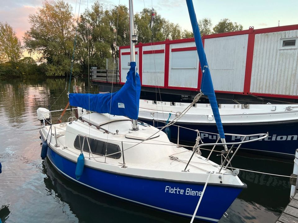Segelyacht mit Kajüte / Außenbordmotor in Bremerhaven