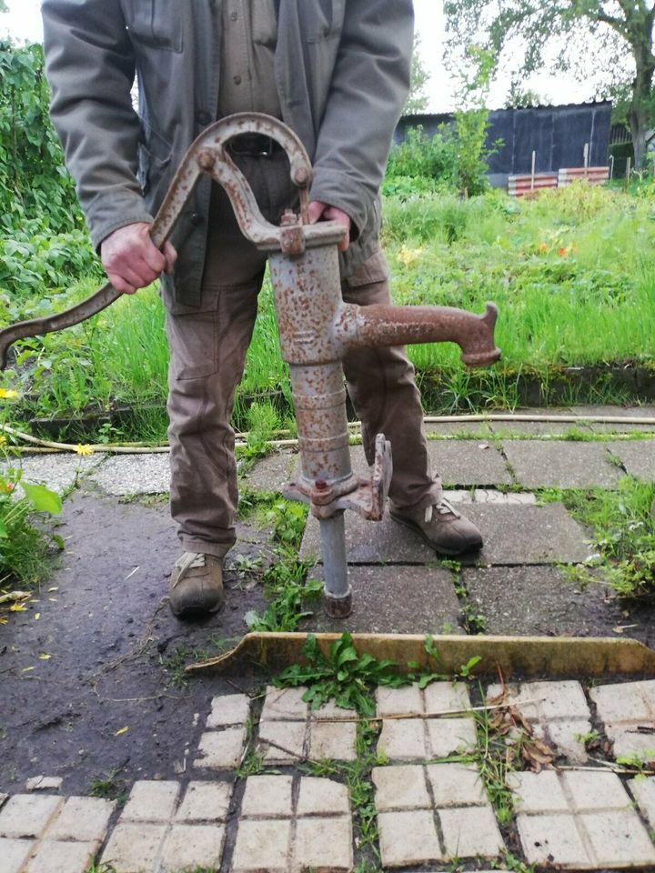 Historische Schwengel-Hand-wasser-Pumpe in Schleswig-Holstein